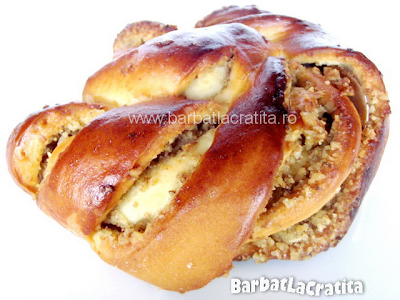 Covrigi pufoşi umpluţi cu nucă