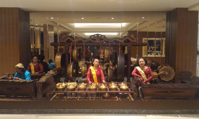 Pemain alat musik tradisional gamelan jawa disebut