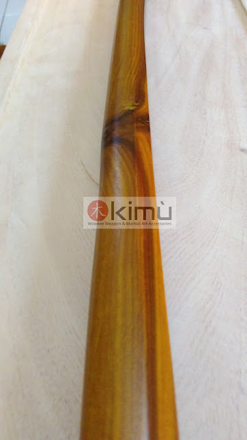 Bilah (nagasa) bokken atau pedang kayu sawo dengan mata kayu (tampak samping kanan) Bilah (nagasa) bokken atau pedang kayu sawo dengan mata kayu (tampak samping kanan)