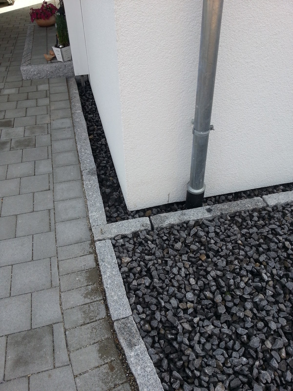 Wir bauen ein OKALHaus Steingarten und Spritzschutz