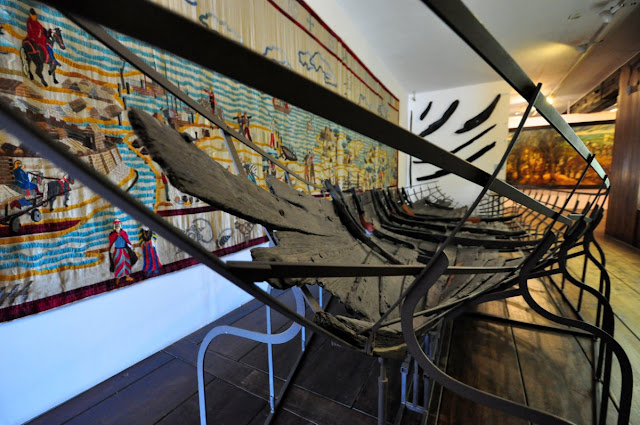 Wczesnośredniowieczna łódź klepkowa z Lądu na wystawie w NMM