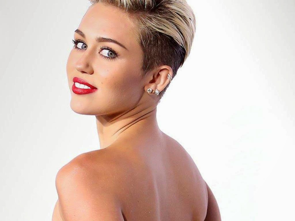 Bold Miley Cyrus Smiling Wallpaper