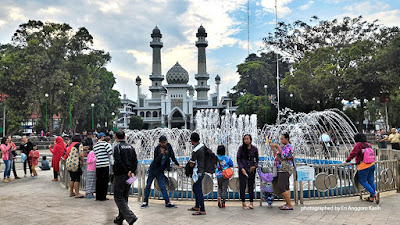 Air mancur yang indah dengan background Masjid Agung Malang. Air mancur yang indah dengan background Masjid Agung Malang.