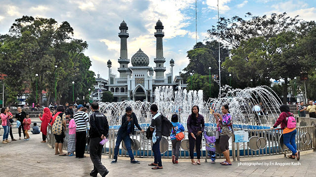 Air mancur yang indah dengan background Masjid Agung Malang. Air mancur yang indah dengan background Masjid Agung Malang.
