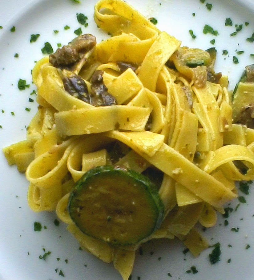 Tagliatelle con pesto, funghi porcini e zucchine (primi)