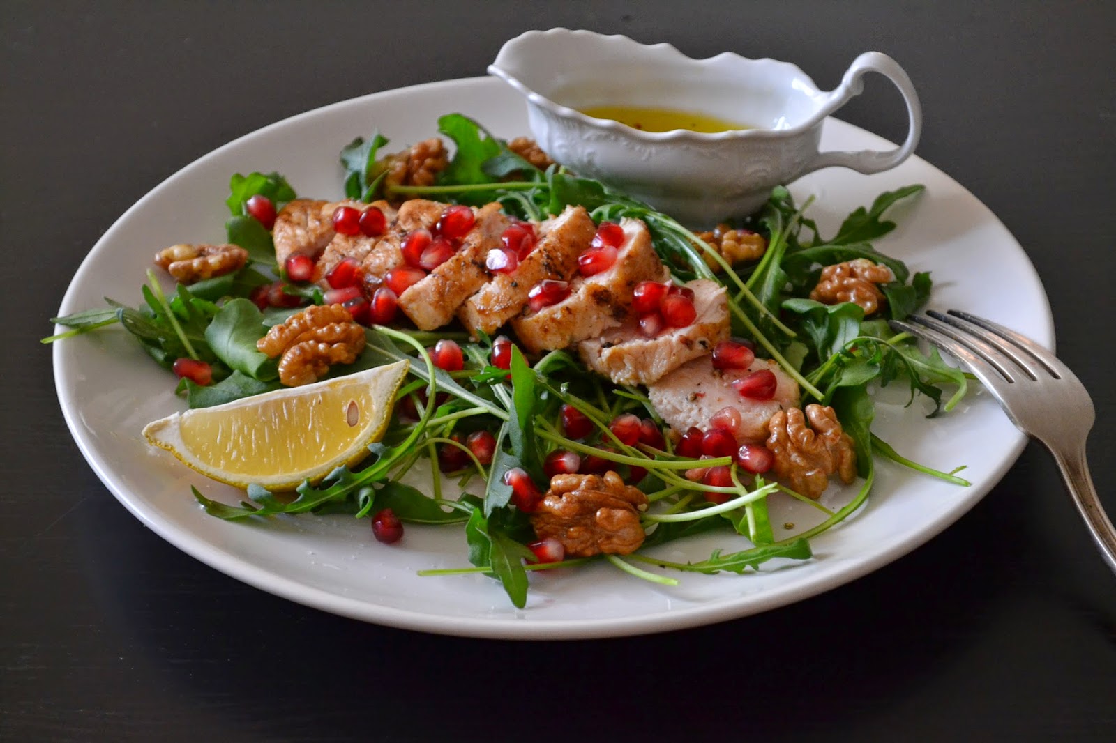 салат с копченым сыром и гранатом и курицей. куриные грудки с гранатом. курица с луком и гранатом. куриные грудки с гранатом. курица по грузински с гранатом.