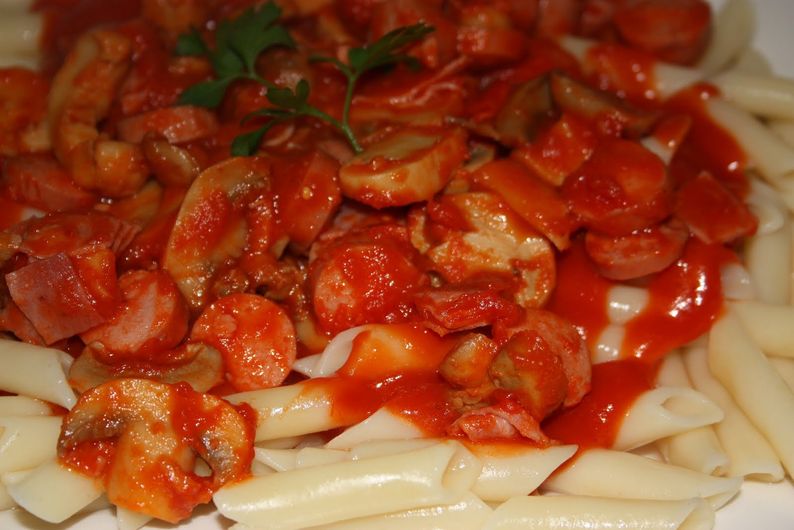 Macarrones con tomate y salchichas