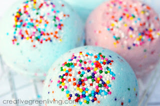 How to make Lush bath bomb recipe DIY bath bomb recipe - the sprinkles and yummy scent make it perfect for kids