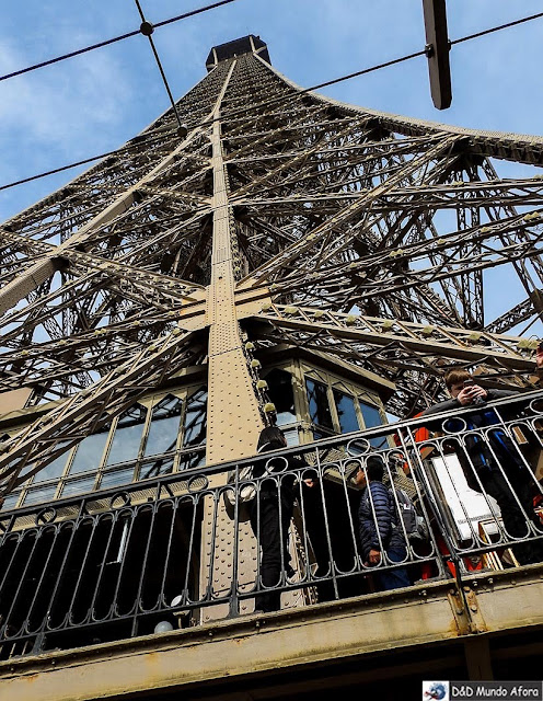 Olha o topo lá em cima!!! Como visitar a Torre Eiffel Olha o topo lá em cima!!! Como visitar a Torre Eiffel