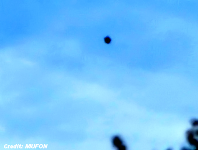 UFO Photographed Over Oregon Neighborhood 10-6-15