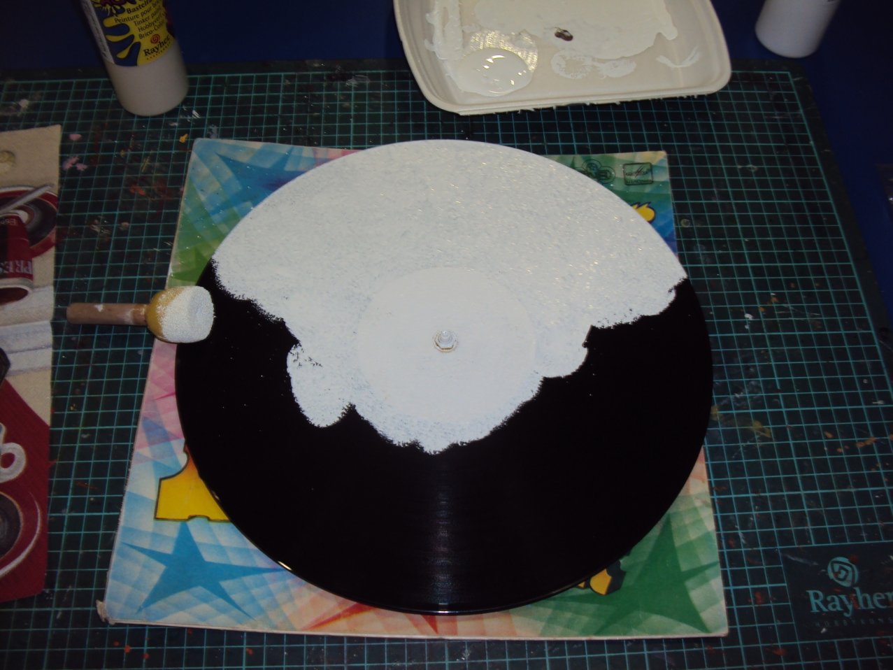 поделки на пластинках. поделки из грампластинок. проигрыватель пластинок крафт. сделать пластину. конверт виниловой пластинки.