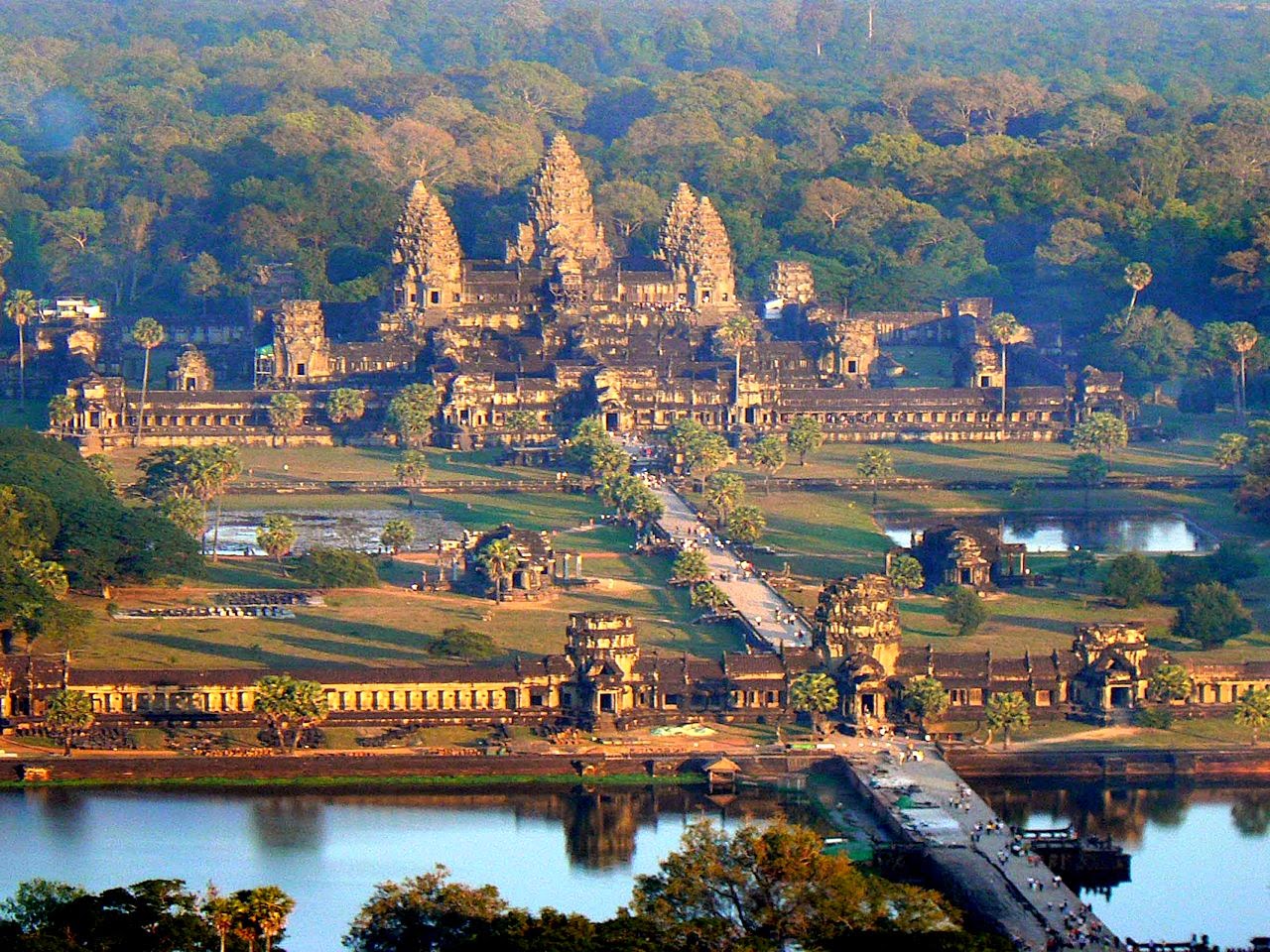 Templo central de Angkor Wat. O que fez os habitantes abandonarem intacta uma cidade opulenta?