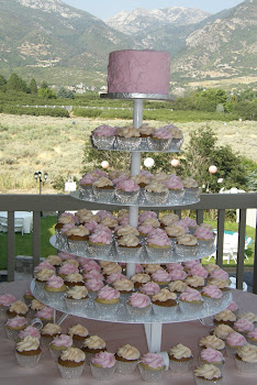 150 cupcakes and round buttercream cake