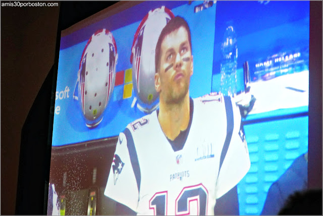 Tom Brady en la Pantalla del Restaurante 