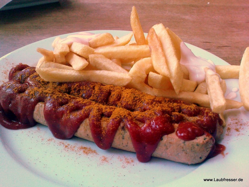 veganer Hot Dog, Currywurst und Kuchen bei Hin &amp; Veg