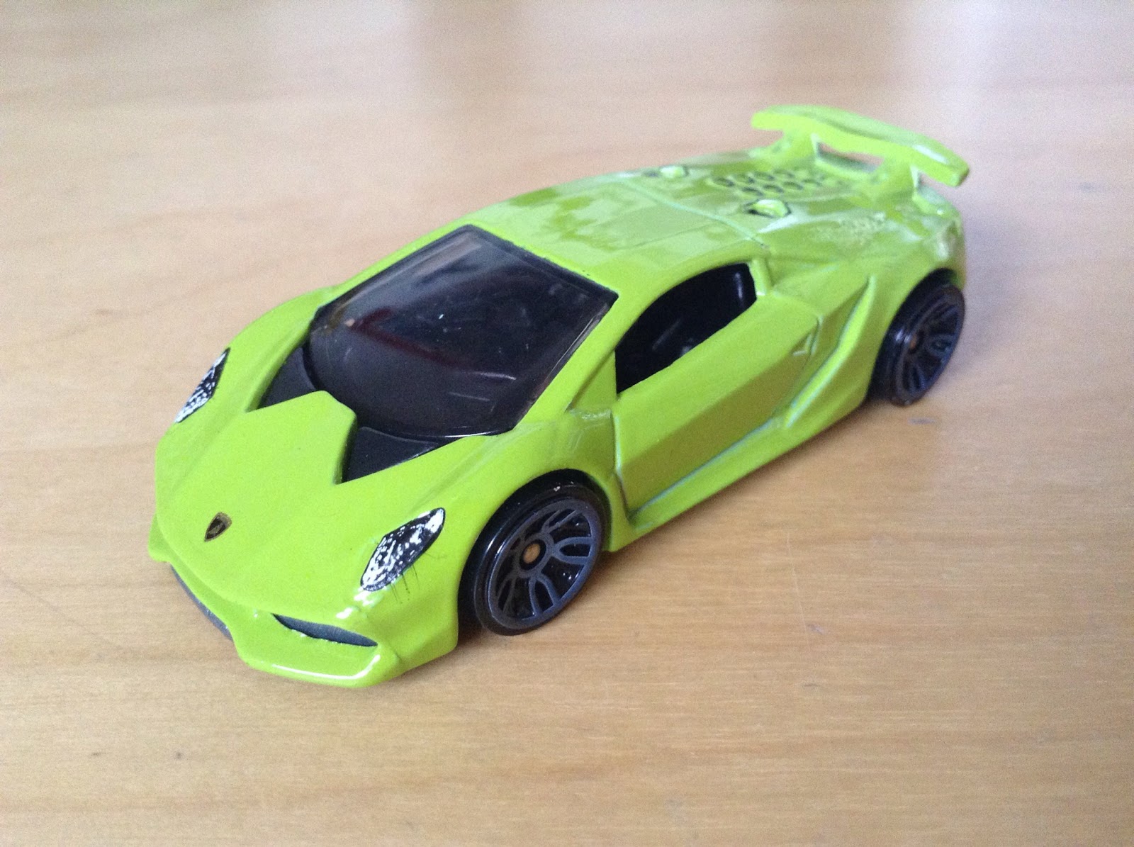 JULIAN'S HOT WHEELS BLOG: Lamborghini Sesto Elemento (2015 Night Burners)