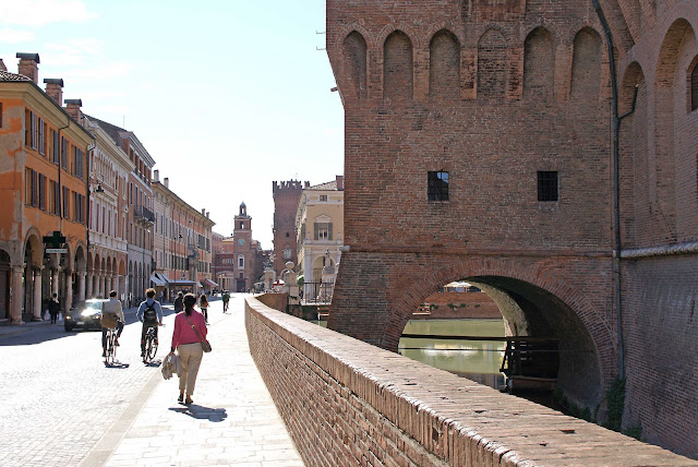 Castello-Estense-y-piazza-Cattedrale-Ferrara-Italia