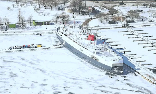 Masa de hielo rodea un barco en las orillas del río Michigan
