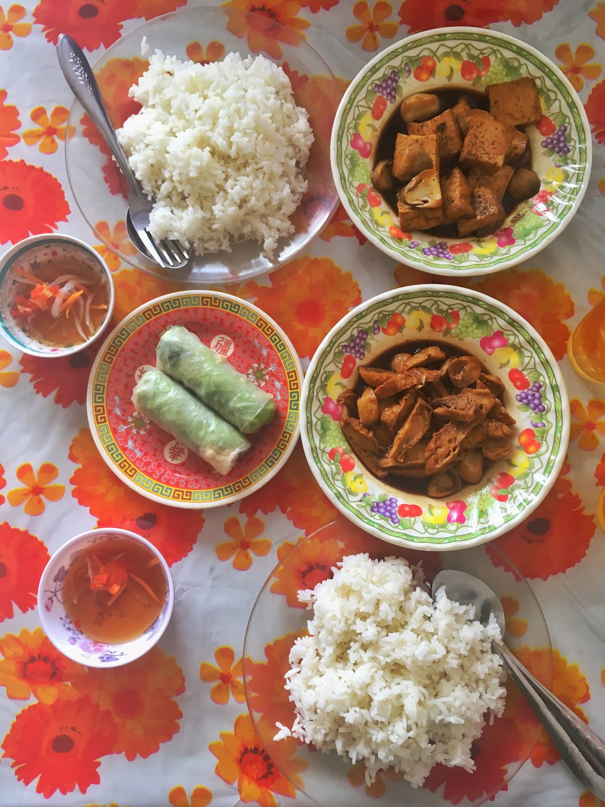 Local vegetarian food in Saigon, Vietnam. Cheap and Tasty! (Ho Chi Minh