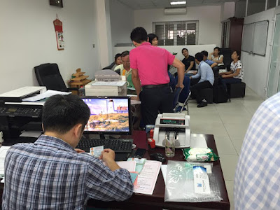 Ông Nguyển Anh Tuấn (Chủ Đầu Tư Minh Đại Lộc) đang hướng dẫn cùng các chủ căn hộ ký HĐ công chứng Ông Nguyển Anh Tuấn (Chủ Đầu Tư Minh Đại Lộc) đang hướng dẫn cùng các chủ căn hộ ký HĐ công chứng