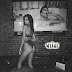 Emily Ratajkowski Posa de Biquíni e faz Referência ao Filme 'Scarface' (1984).