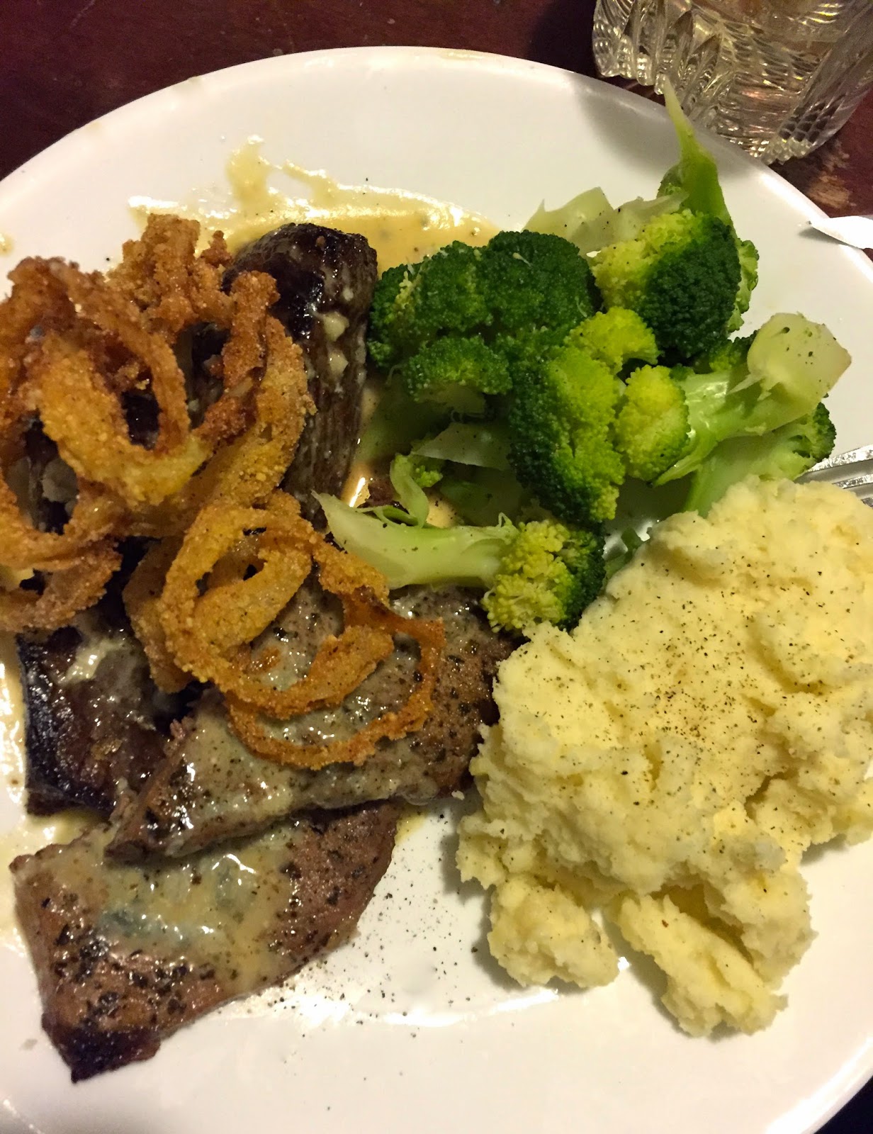 Gourmet Taste for the College Buds Steak with Blue Cheese Sauce and