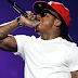 Lil Wayne dá advertência fãs jogando coisas no palco durante seu show