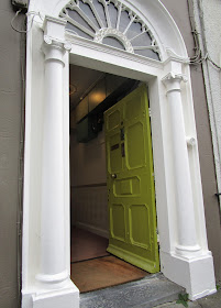 vaaleanvihreä ovi