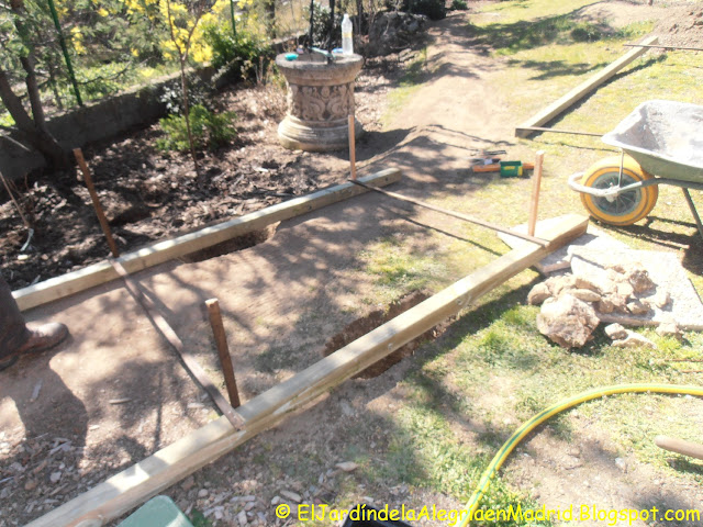 El jardín de la alegría : Instalación de valla y portón en la entrada