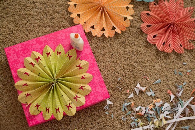 How to make paper and tissue paper flower fans.