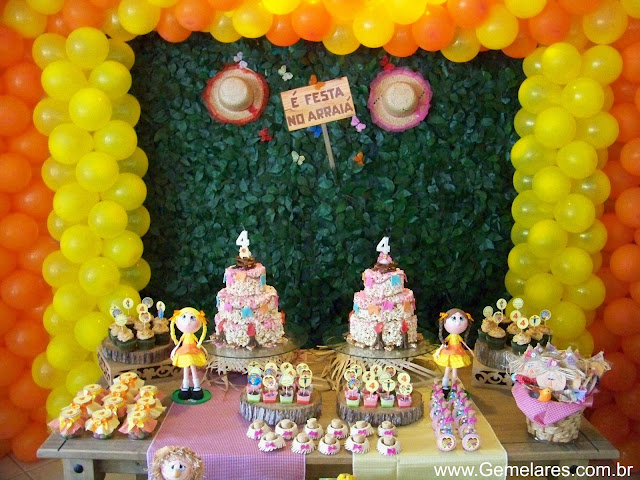 Festa para gêmeas com decoração de festa junina Festa para gêmeas com decoração de festa junina