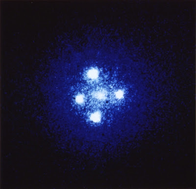 Cruz de Einstein, fotografiada por el Telescopio Espacial Hubble