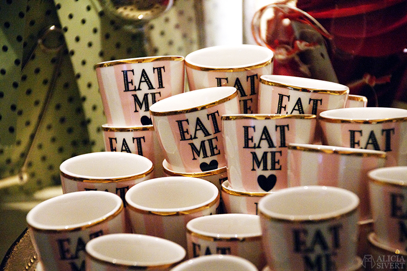 Eat me egg cup. Alice in Wonderland merchandise, photo by Alicia Sivertsson. aliciasivert alicia sivert sivertsson london semester utflykt att göra äventyr resa alice in wonderland exhibition book