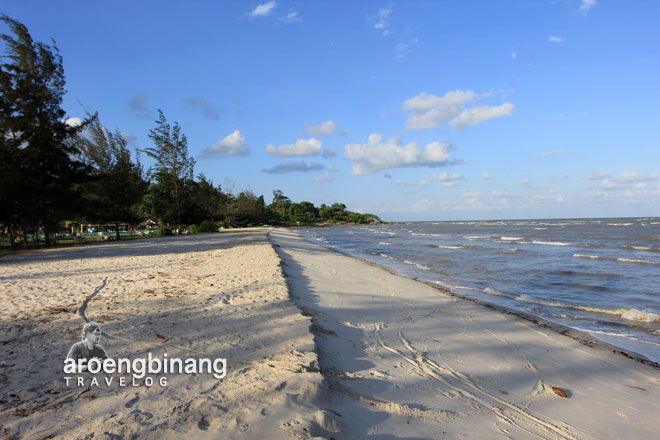 pantai nyiur melambai lalang belitung timur