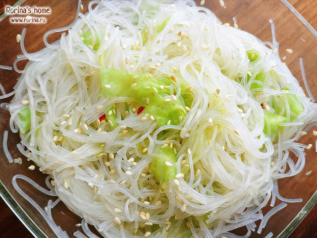 Салат из фунчозы с огурцом: рецепт