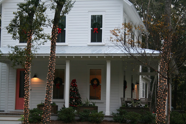 Simple classic cottage outdoor Christmas Decorations | The Lowcountry Lady