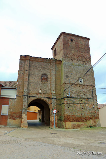 Ermita de la Virgen de las Puertas y Puerta San Miguel de Grajal de Campos