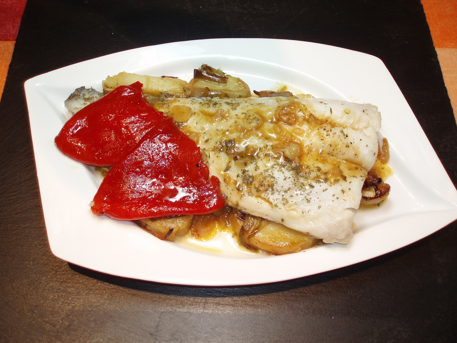 Blog de Canal Cuina: Merluza al horno con Patatas panaderas y Piquillos.