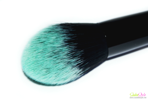 Black beauty powder brush