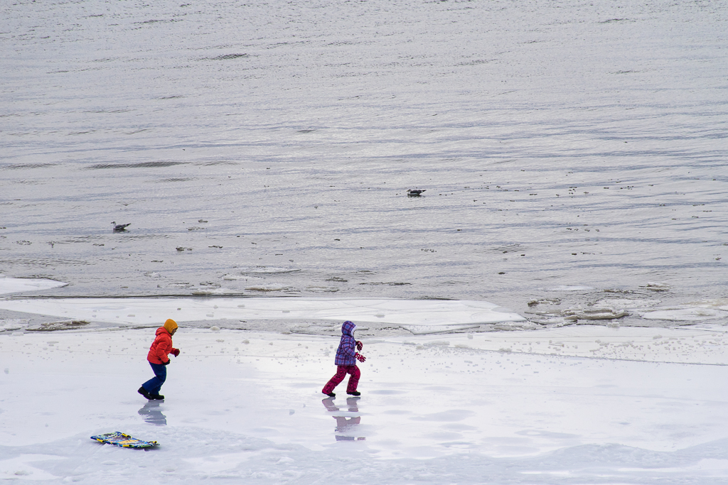 kids playing in the snow in lake tahoe kids playing in the snow in lake tahoe