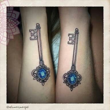 Tatuagem feminina de chave Tatuagem feminina de chave