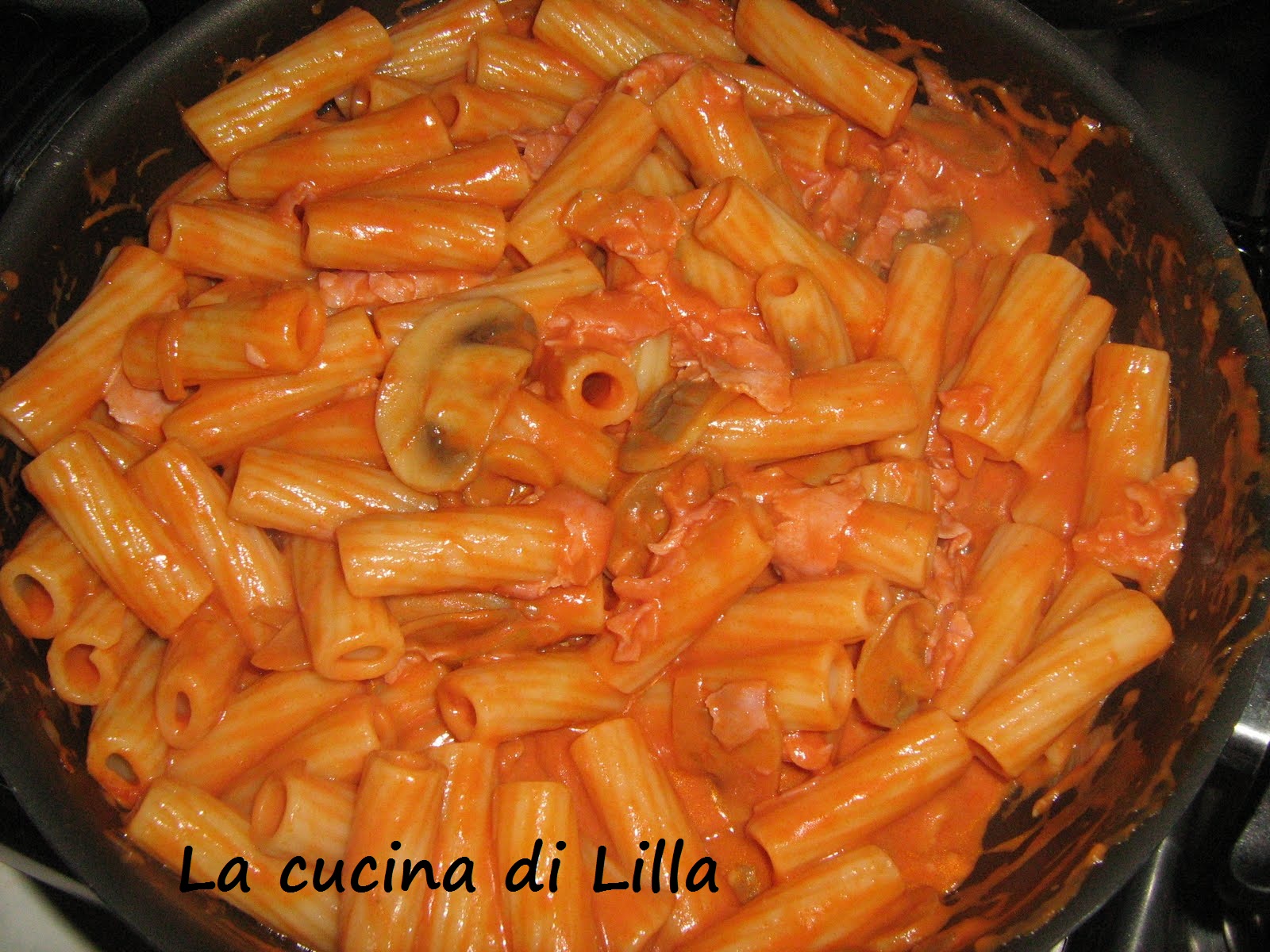 Primi Pasta al sugo rosa con funghi e prosciutto