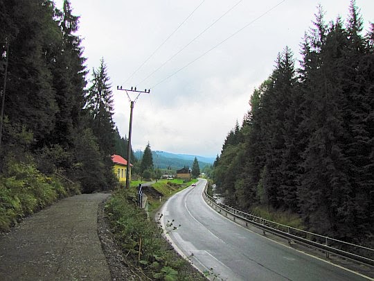 Czeska droga krajowa nr 56. Po prawej stronie drogi płynie potok Bílá Ostravice (pol. Biała Ostrawica).