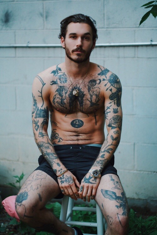 tatuagem masculina pequena braço e peitoral