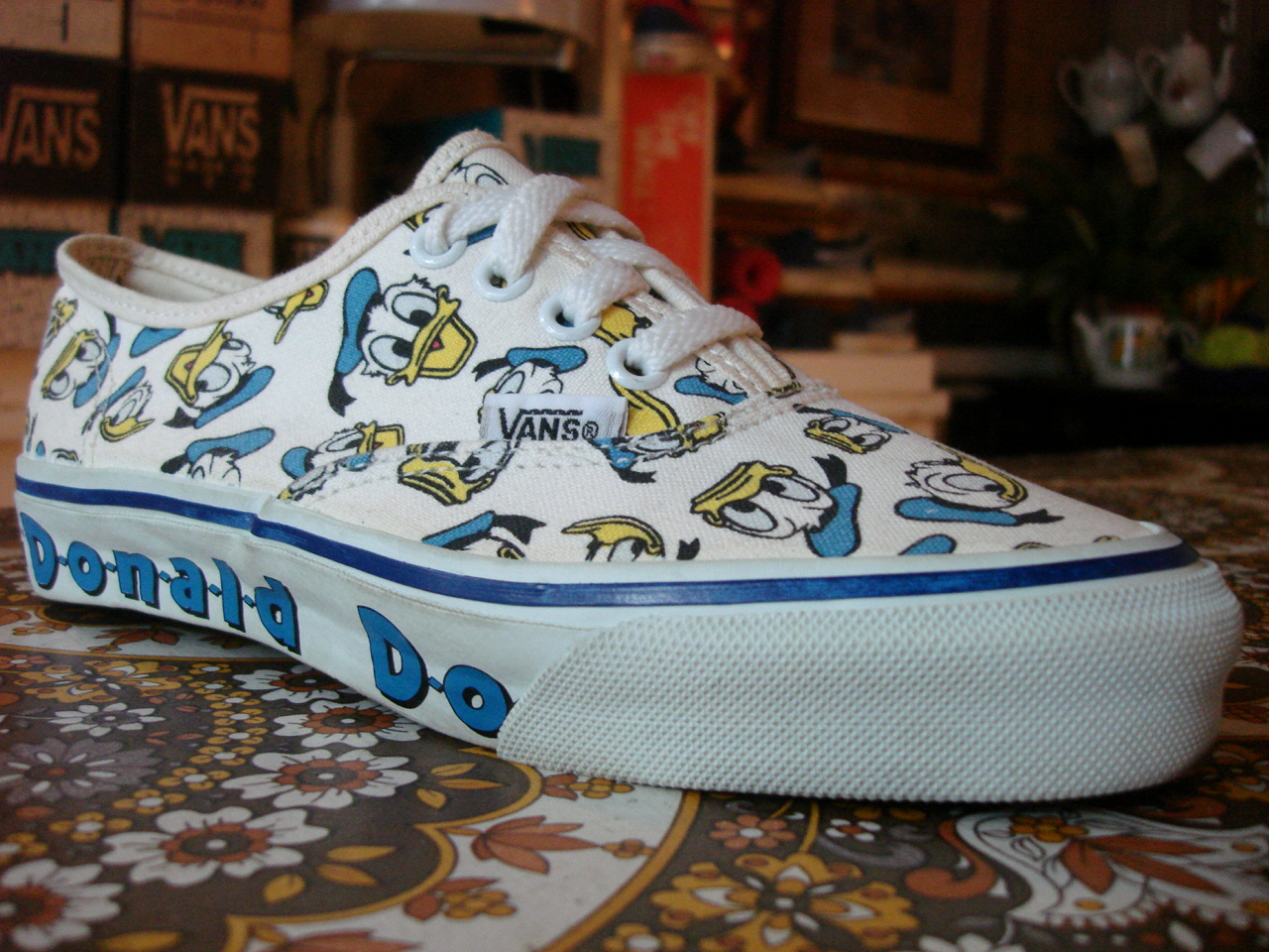 theothersideofthepillow-vintage-vans-disney-donald-duck-print-scene