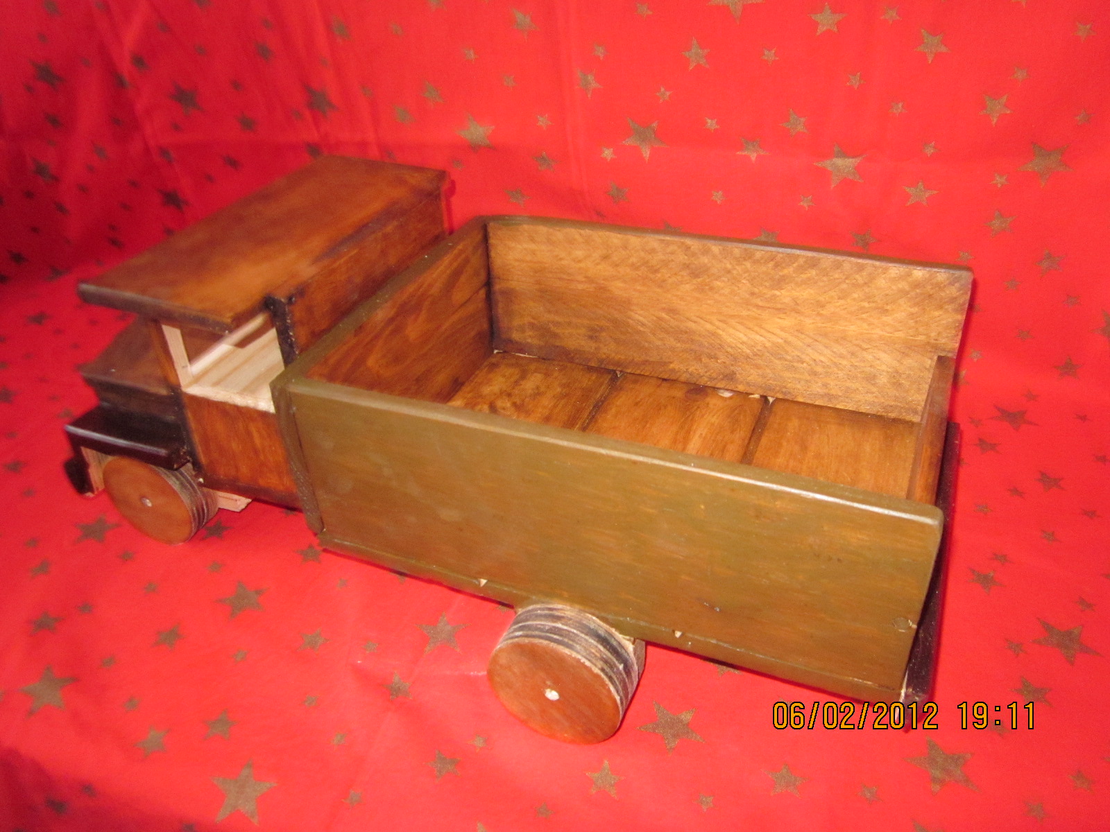 Manualidades Pelao: Camioncito de maderas recicladas, y barnices varios.