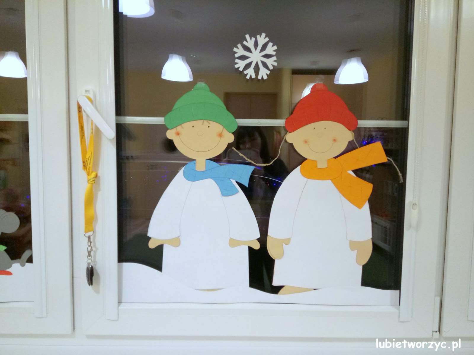 Bałwanek, myszki i dzieci - czyli zimowa dekoracja okienna w przedszkolu