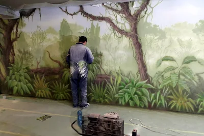 Malowanie obrazów na ścianie, malowanie dżungli na ścianie, tropikalny las, malowidło ścienne przedstawiające dżunglę 