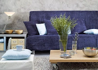 Sala con sofá azul