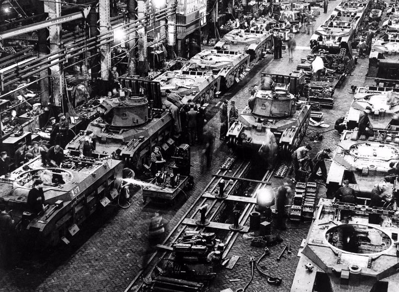 23 Amazing Vintage Photographs Taken Inside WWII Tank Factories ...